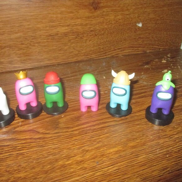 Lot of 8 Among Us 2" vinyl videogame Figures (7 stampers and figure) - Picture 4 of 9